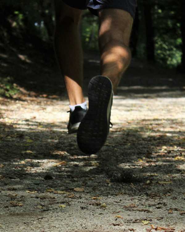 Atlet în mișcare savurând pâine pentru sportivi